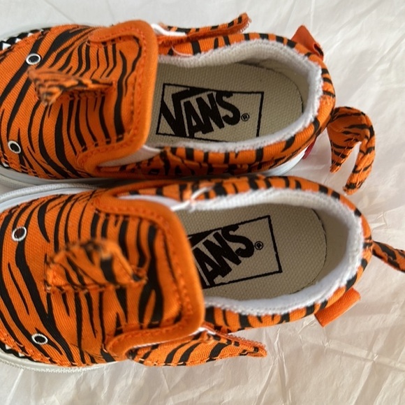 #40❤️ New with tags Vans V tiger shark slip on sneakers - Picture 8 of 10